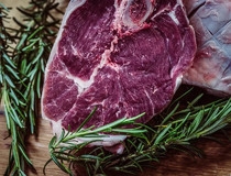 Evropski supermarketi obustavljaju prodaju brazilske govedine zbog Amazonije