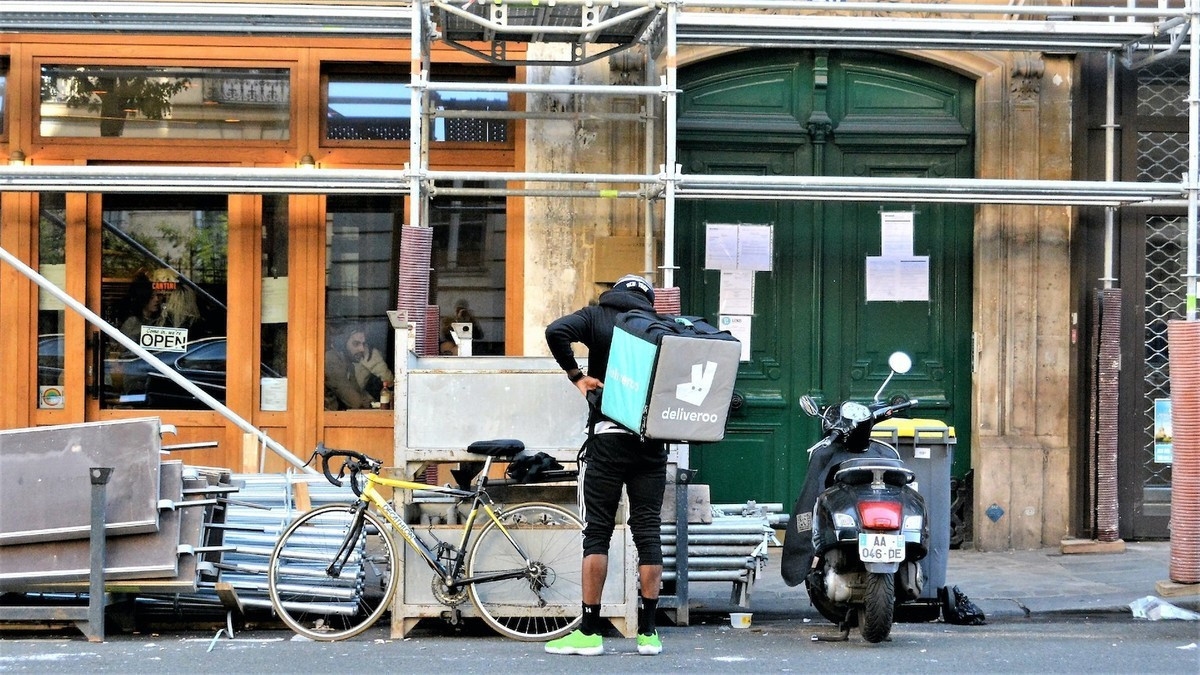 Deliveroo prepolovio očekivani rast u 2022.