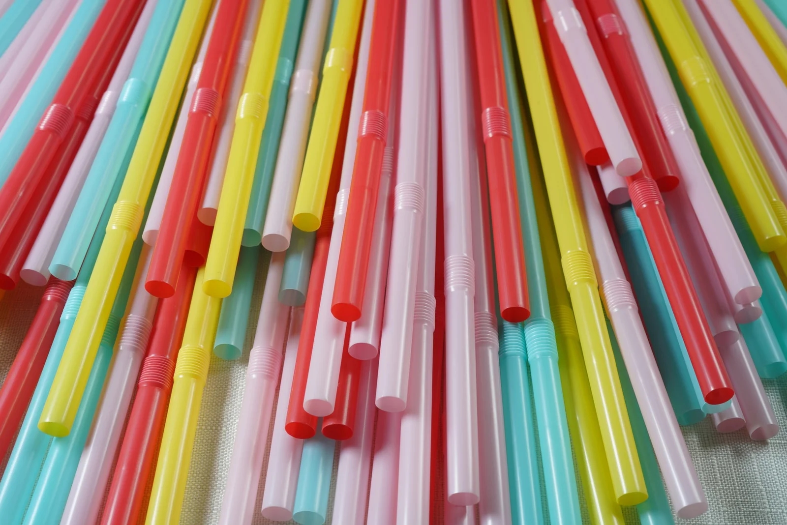 Indija: Zabrana plastičnih slamki i pored lobiranja velikih kompanija