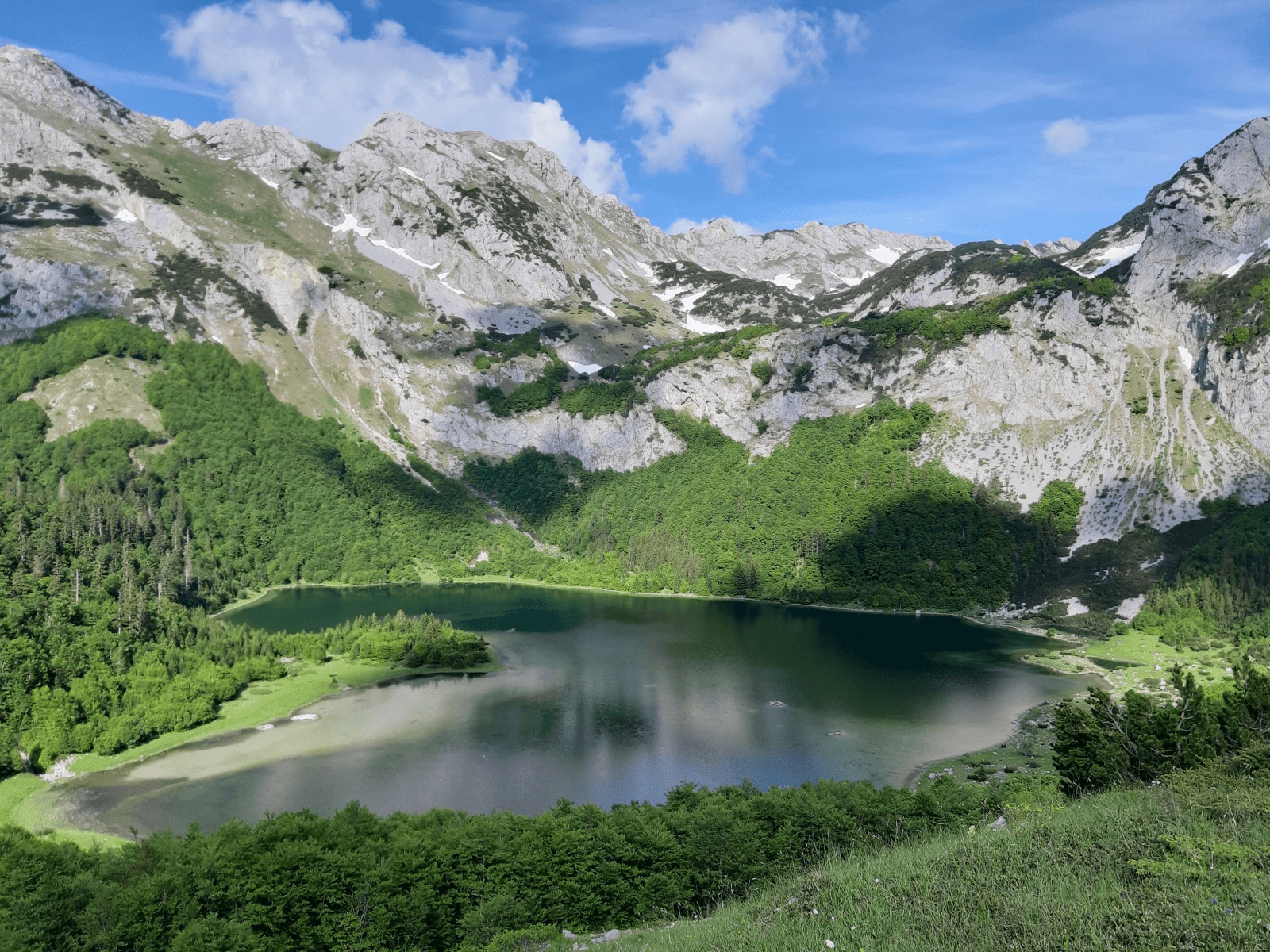 Hiking kao tim bilding aktivnost - stazama prirode do jačeg tima
