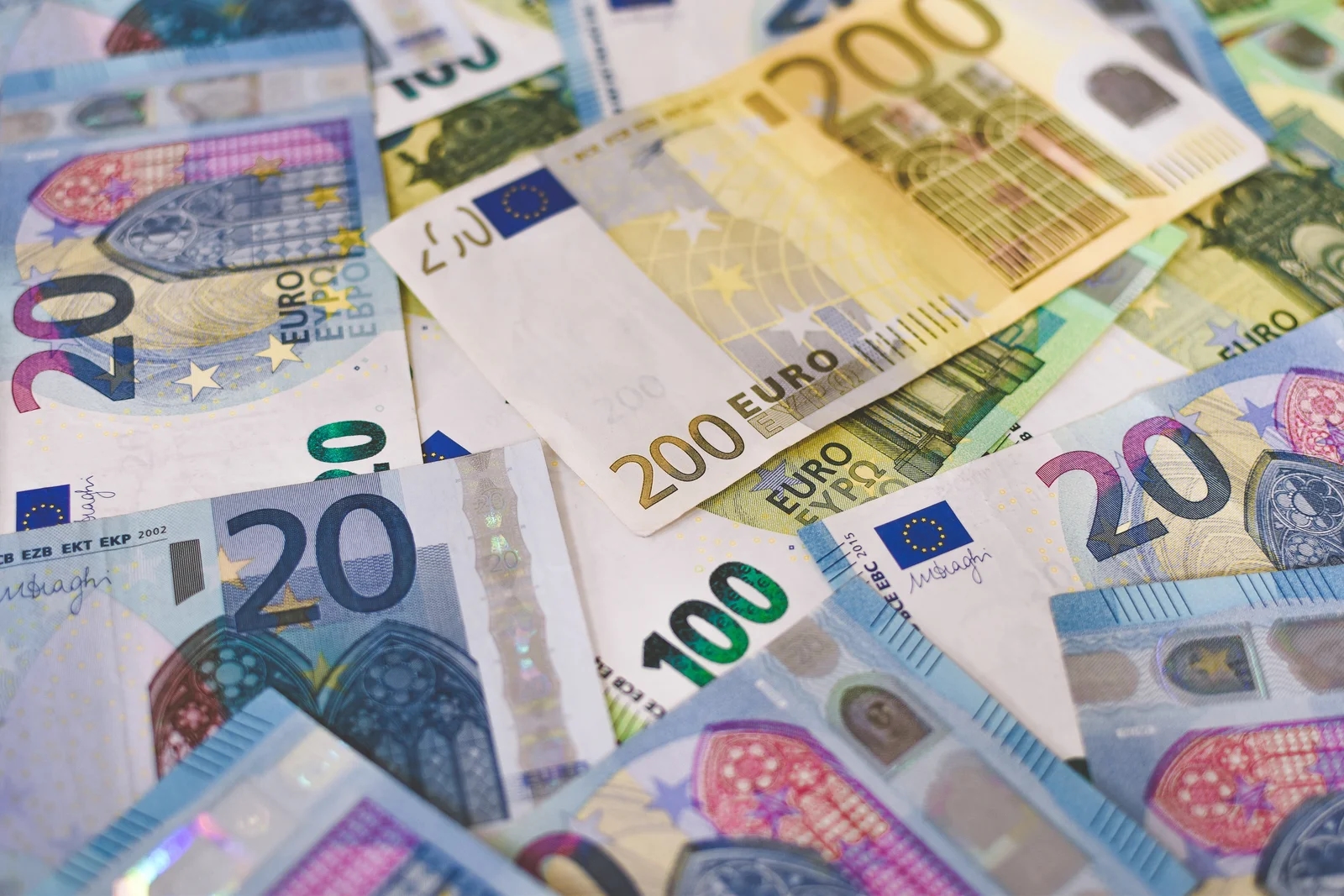 Dolar na najvišem nivou u odnosu na evro posle 20 godina