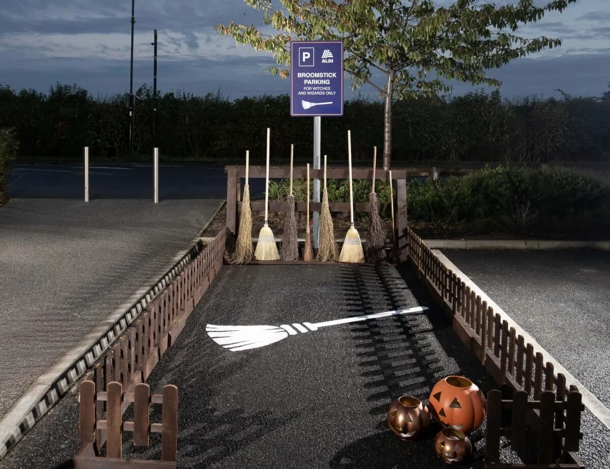 Aldi otvorio posebno parking mesto za metle u susret Noći veštica