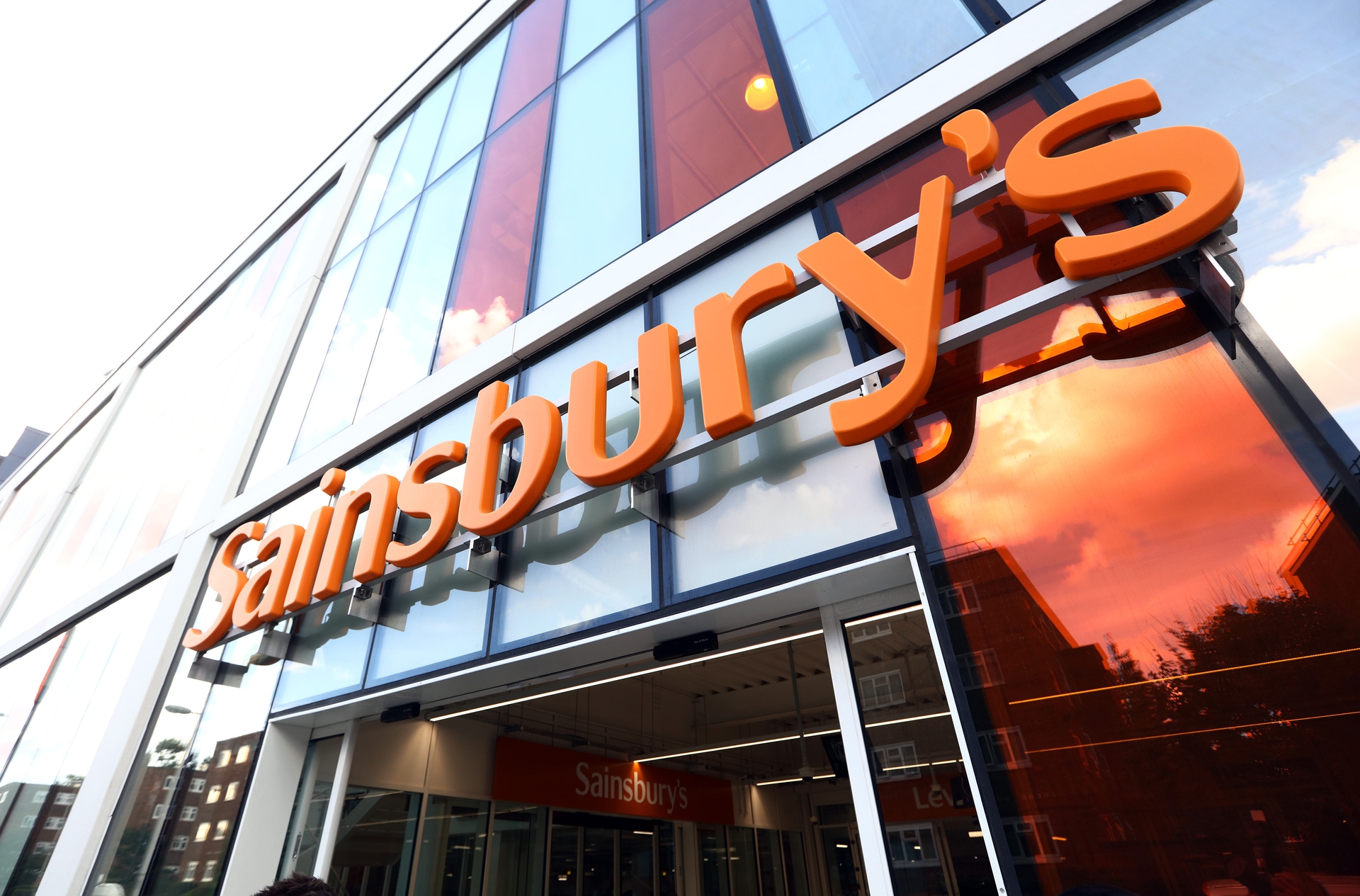 Sainsbury’s povećava plate bržim tempom od inflacije